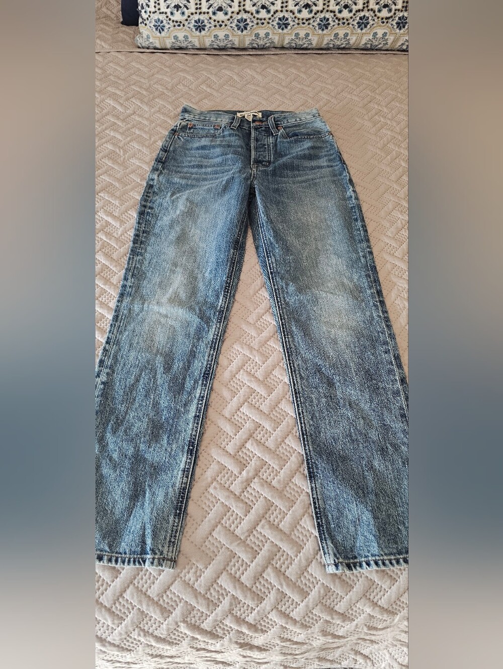 Women's Straight-Leg Jeans in Faded Blue
